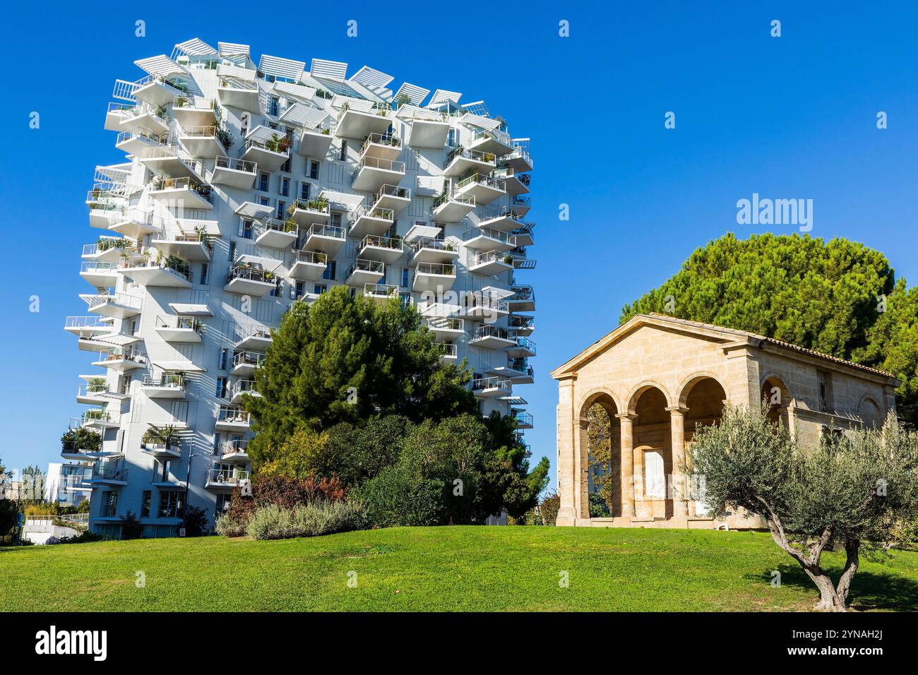 France, Herault (34), Montpellier, quartier Richter, les rives du Lez, l'immeuble L'arbre Blanc, corealise par le japonais Sou Foujimoto et les architectes français Nicolas Laisne et Manal Rachdi Banque D'Images