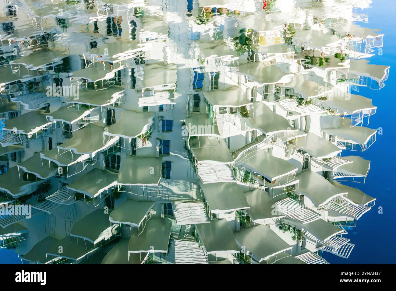 France, Herault (34), Montpellier, quartier Richter, les rives du Lez, l'immeuble L'arbre Blanc, corealise par le japonais Sou Foujimoto et les architectes français Nicolas Laisne et Manal Rachdi Banque D'Images