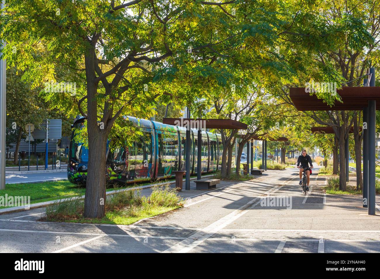 France, Hérault (34), Montpellier, quartier Port Marianne, Av. de la mer Raymond Dugrand, tramway Banque D'Images