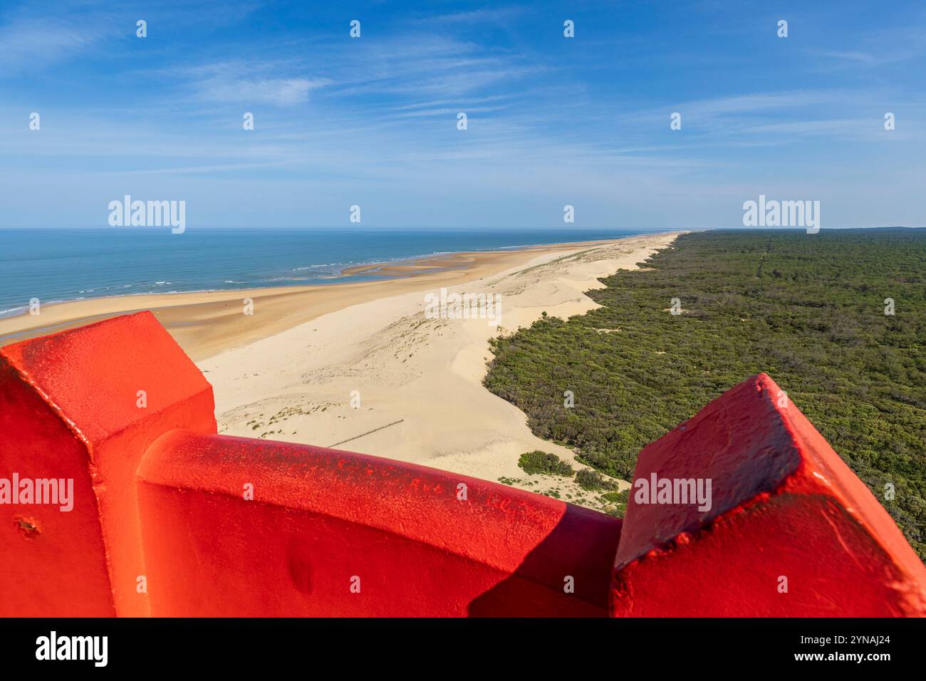 France, Charente-maritime, la Côte sauvage, la pointe de la Coubre, la Tremblade, vue de la couronne nord du phare de la Coubre sur la forêt domaniale de la Coubre et les longues plages de dunes de la Côte sauvage Banque D'Images