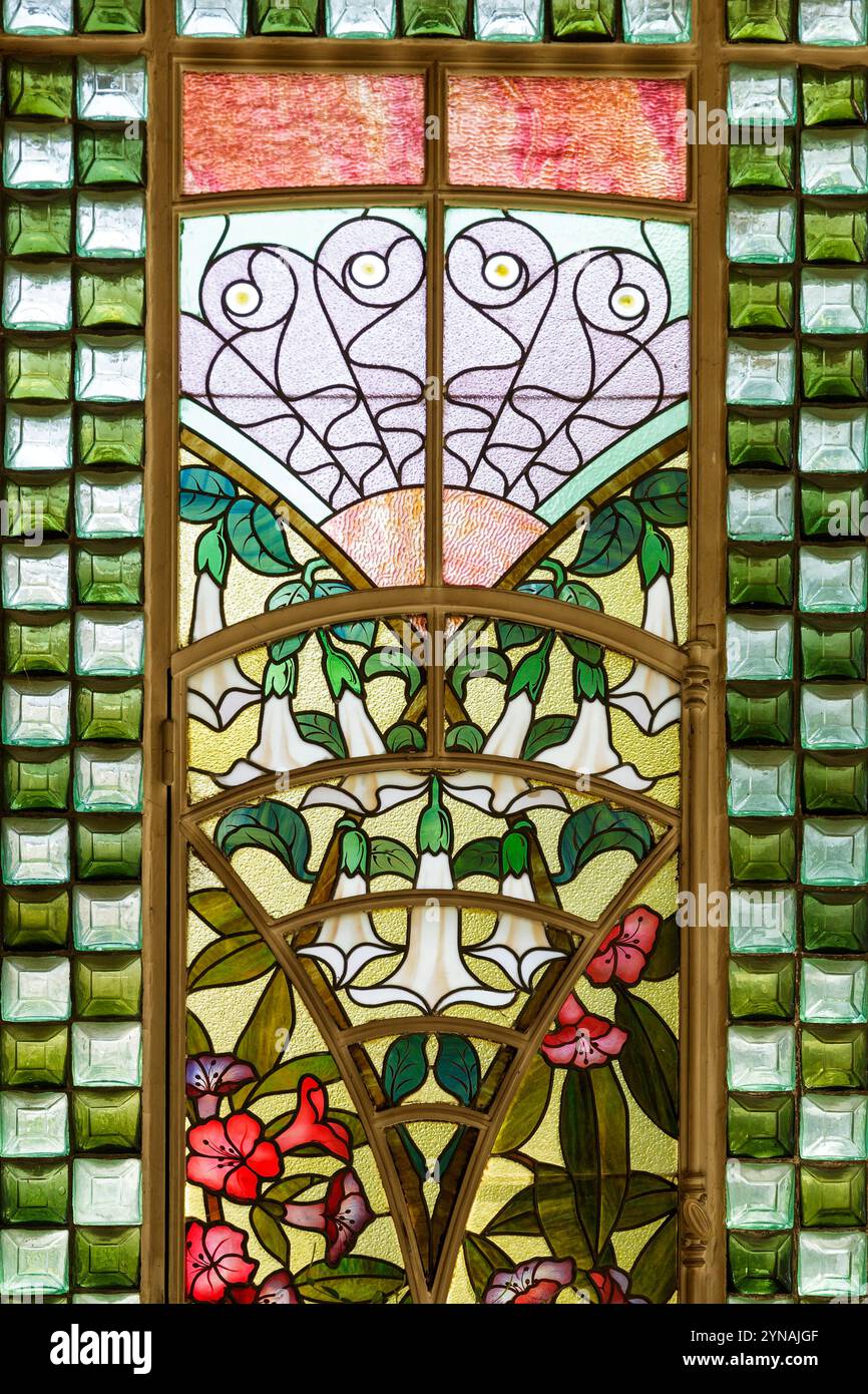 France, Meurthe et Moselle, Nancy, immeuble et maison Bergeret construits entre 1903 et 1905 pour l'imprimeur Albert Bergeret dans le style Art Nouveau Ecole de Nancy par l'architecte Lucien Weissenburger, situé rue Lionnois, vitrail pour le jardin d'hiver représentant des fleurs rouges de quatre heures (mirabilis Jalapa) et des fleurs blanches de Datura Banque D'Images