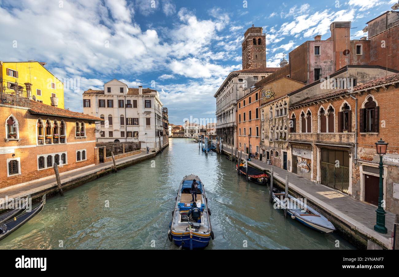 VENISE, ITALIE - 2 MARS 2023 : le canal avec des bateaux entre les bâtiments historiques. Banque D'Images