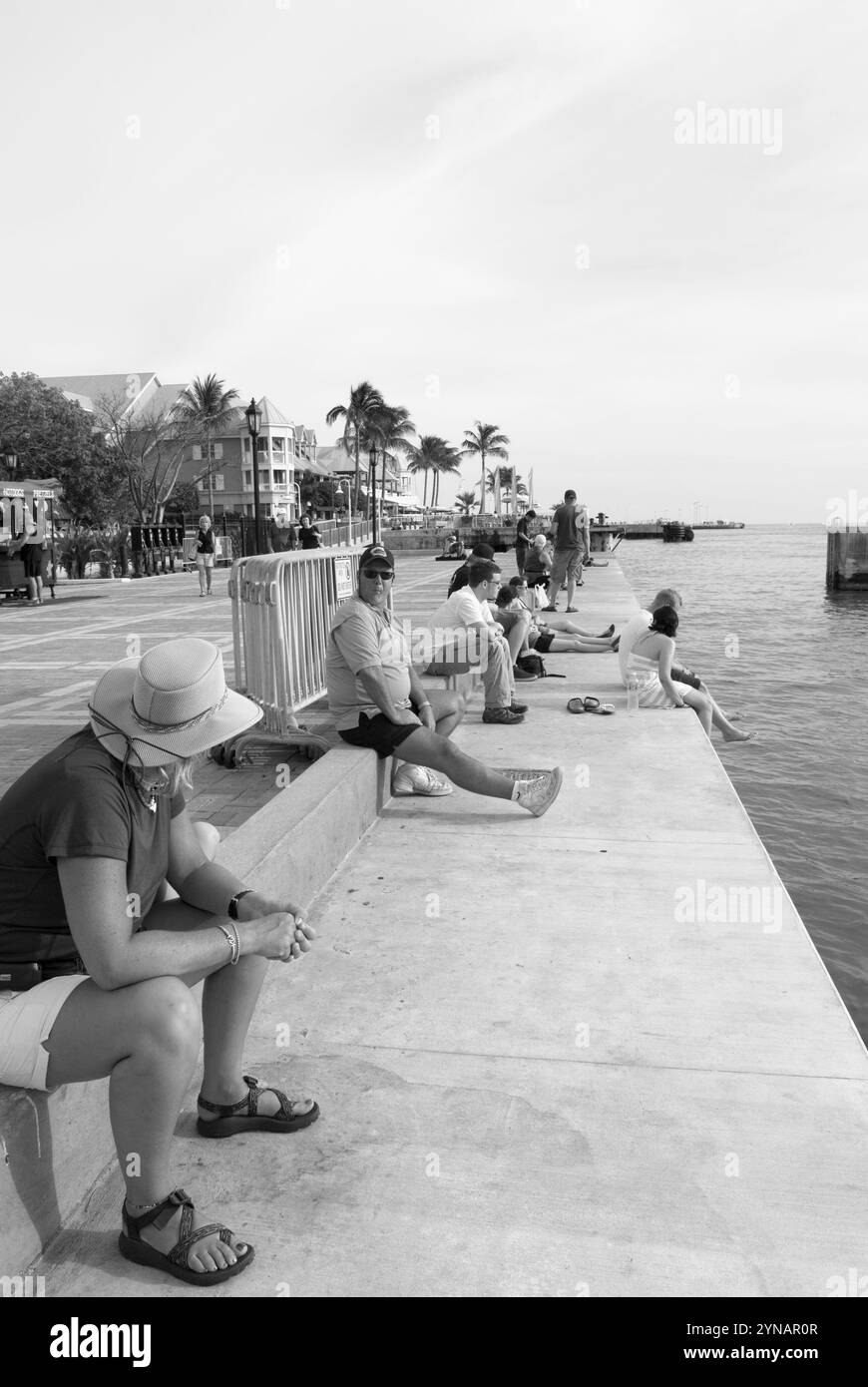 Les touristes se détendent sur un quai en bois à Mallory Square à Key West, en Floride, tout en profitant du charme vibrant de cette destination emblématique des Florida Keys. ÉTATS-UNIS Banque D'Images