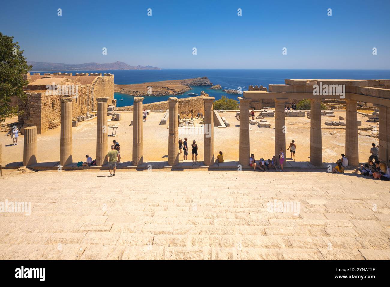 LINDOS, RHODES - GRÈCE - 6 JUILLET 2022 : architecture historique de l'Acropole de Lindos. Banque D'Images