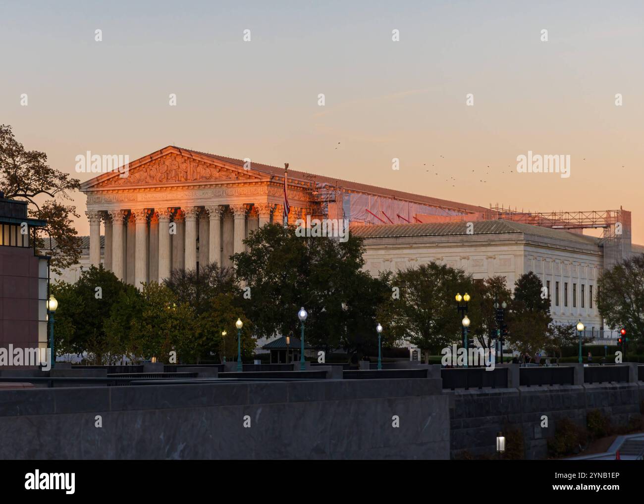 Le devant de la Cour suprême des États-Unis à Washington, DC au coucher du soleil la lumière du soleil couchant reflétée par le marbre blanc de la façade du suprême Banque D'Images