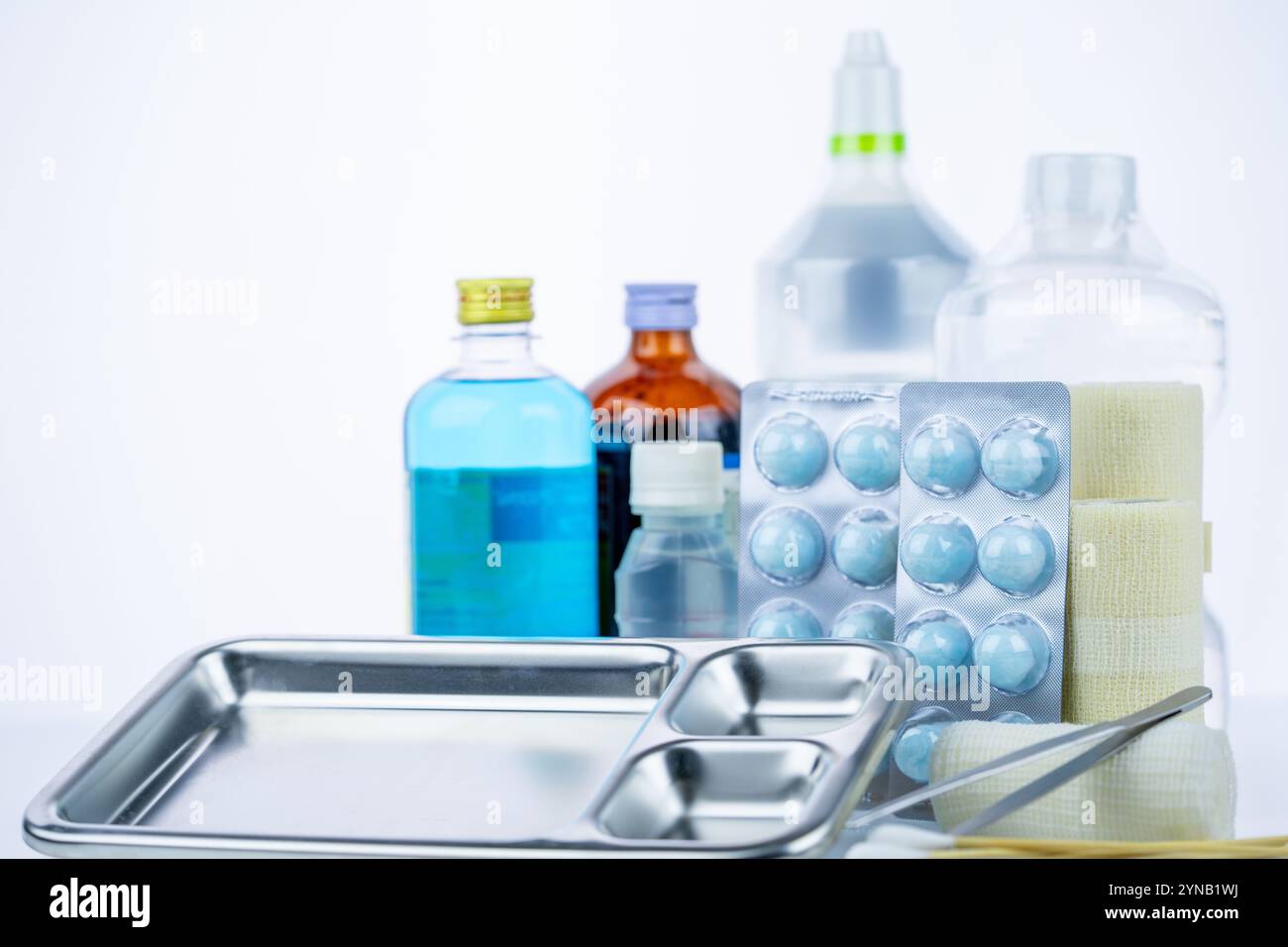 EQUIPEMENT médical pour le traitement des infections. Ensemble de pansements pour le soin des plaies Fournitures médicales pour infirmières. Bandage conforme, pince, bâton de coton, alcool. Banque D'Images