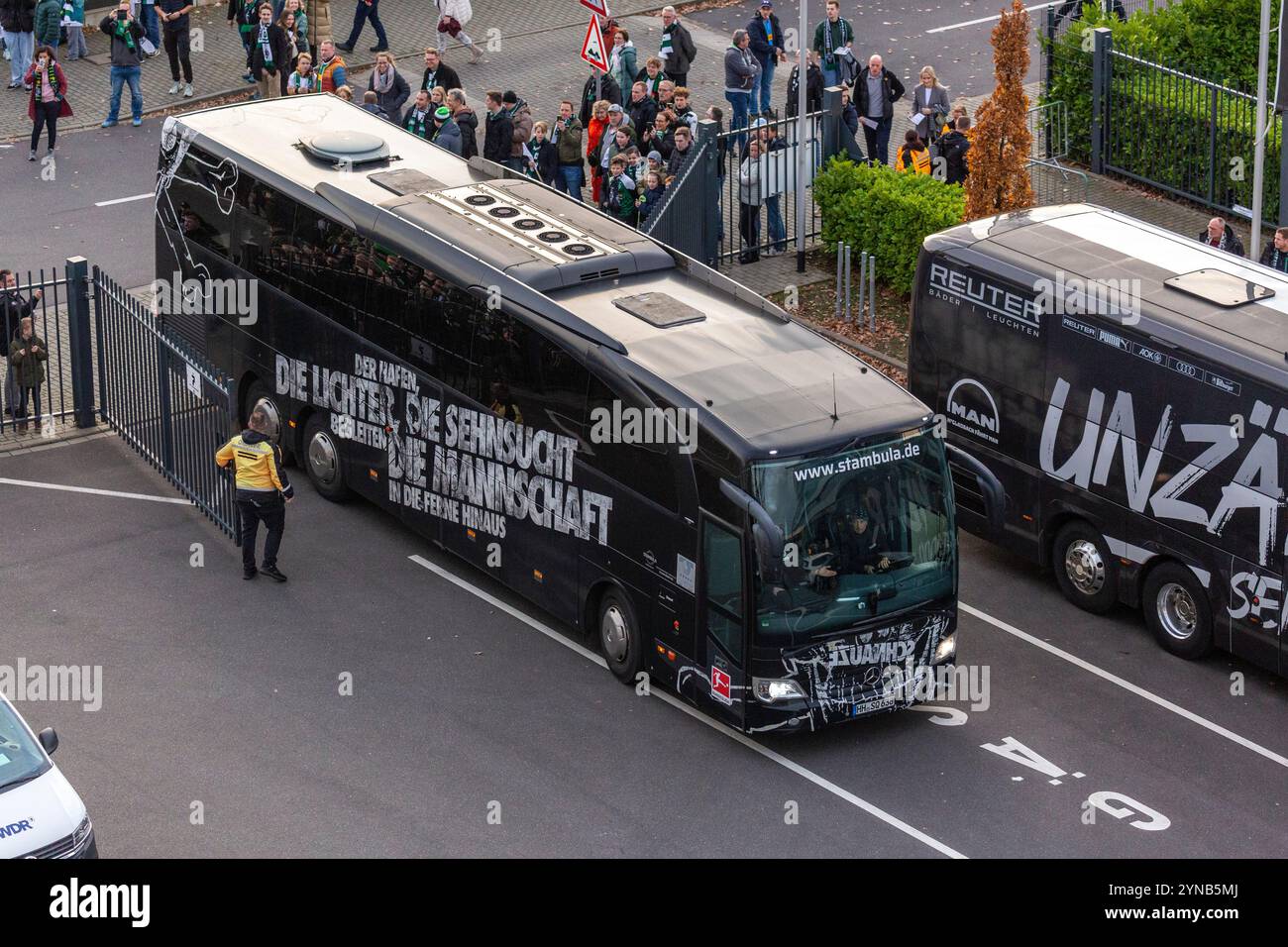 Sports, football, Bundesliga, 2024/2025, Borussia Moenchengladbach v. FC Sankt Pauli Hamburg 2-0, Stadium Borussia Park, fans de football en attente du bus de l'équipe de Hambourg, LA RÉGLEMENTATION DFL INTERDIT TOUTE UTILISATION DE PHOTOGRAPHIES COMME SÉQUENCES D'IMAGES ET/OU QUASI-VIDÉO Banque D'Images