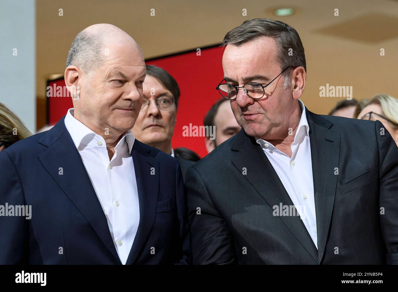 GER, Berlin, Pressekonferenz, Pressekonferenz mit den SPD-Vorsitzenden Saskia Esken und Lars Klingbeil sowie Olaf Scholz nach Gremiensitzung, SPD, Politik im Atrium, Willy-Brandt-Haus, im Bild v.l. : OLAF Scholz, Boris Pistorius, 25.11. 2024, *** GER, Berlin, Conférence de presse, Conférence de presse avec les présidents du SPD Saskia Esken et Lars Klingbeil et Olaf Scholz après réunion de Commission, SPD, politique dans l'atrium, Willy Brandt House, photo de gauche Olaf Scholz, Boris Pistorius, 25 11 2024, Copyright : HMBxMedia/UwexKoch Banque D'Images