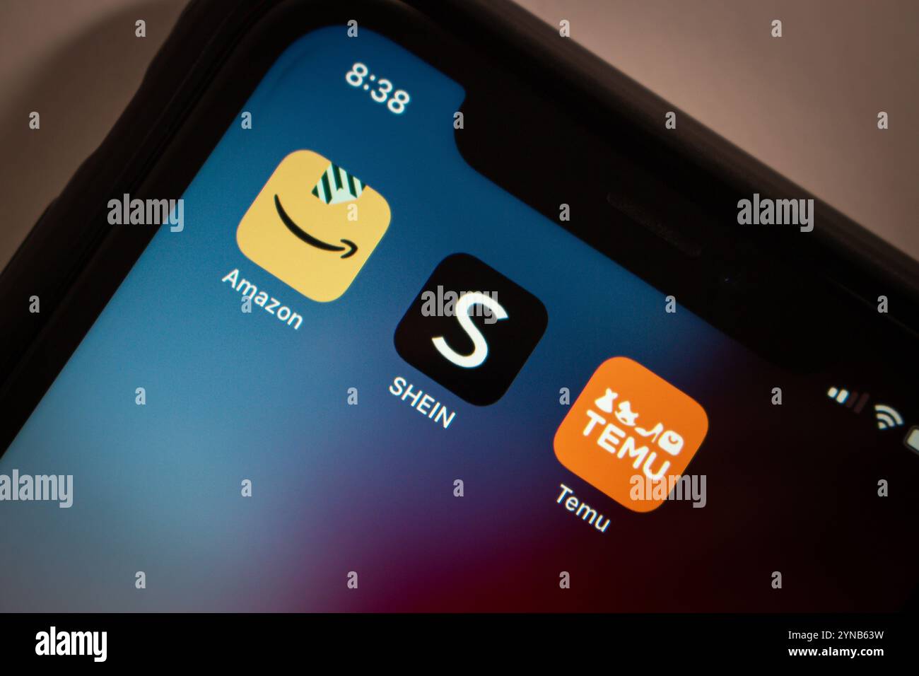 Les icônes Amazon, Shein et Temu sont affichées sur un iPhone. Plateformes de commerce électronique populaires pour les achats en ligne, offrant une variété de produits abordables Banque D'Images