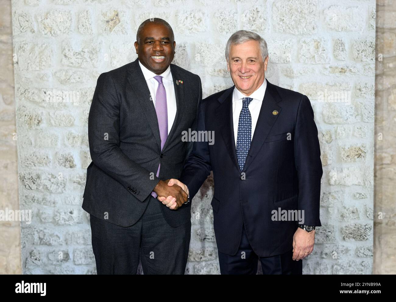 Anagni, Italie. 25 novembre 2024. David Lammy (à gauche), ministre des Affaires étrangères de la Grande-Bretagne, est accueilli par Antonio Tajani, ministre des Affaires étrangères de l'Italie, lors de la réunion des ministres des Affaires étrangères du G7. L'Italie continuera à présider le groupe du G7 jusqu'à la fin de l'année. Outre l'Italie, le groupe comprend les États-Unis, le Canada, le Royaume-Uni, le Japon, la France et l'Allemagne. Crédit : Bernd von Jutrczenka/dpa/Alamy Live News Banque D'Images