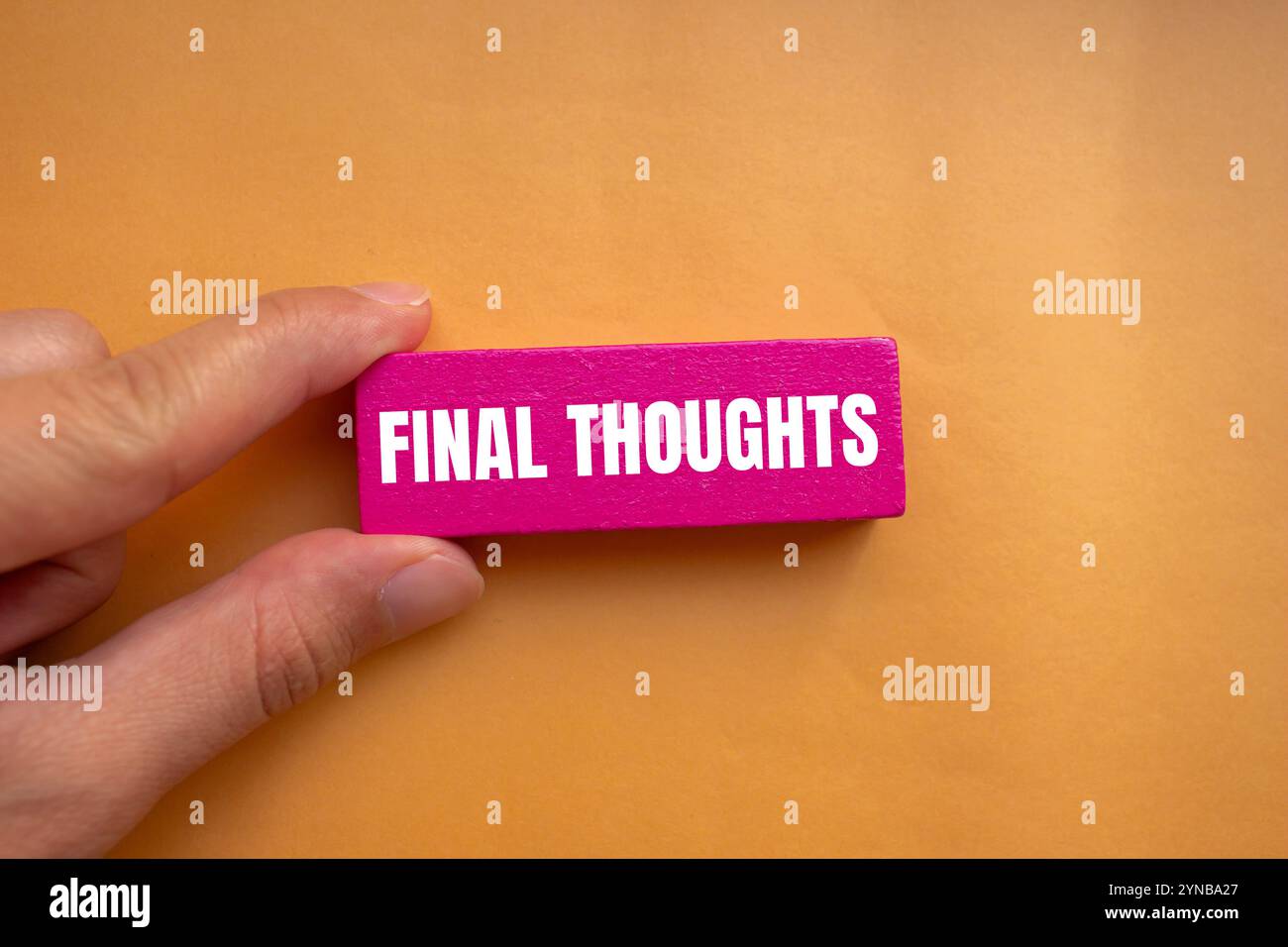 Message final Thoughts écrit sur bloc de bois rose avec fond orange. Symbole conceptuel des pensées finales. Copier l'espace. Banque D'Images