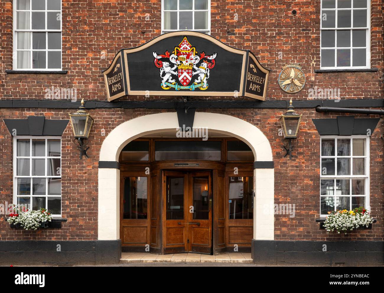 Royaume-Uni, Angleterre, Gloucestershire, Vale of Berkeley, Berkeley, Canonbury Street, porte de Berkeley Arms Hotel Banque D'Images