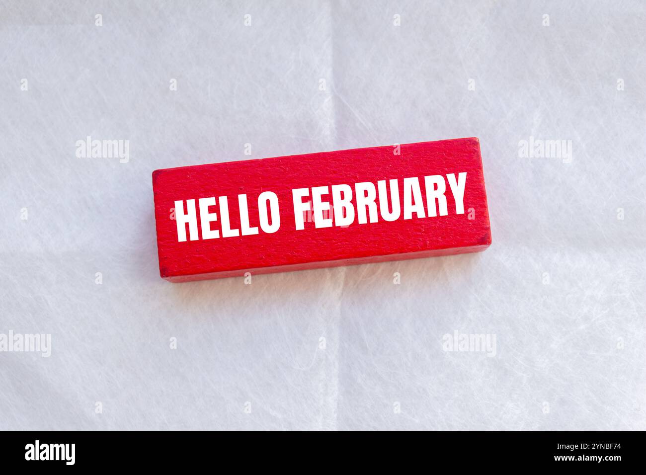 Bonjour février message écrit sur bloc rouge en bois avec fond blanc. Symbole conceptuel bonjour février. Copier l'espace. Banque D'Images
