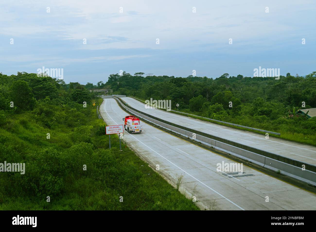 Un pétrolier traverse la route à péage Balikpapan-Samarinda, dans l'est du Kalimantan, en Indonésie Banque D'Images