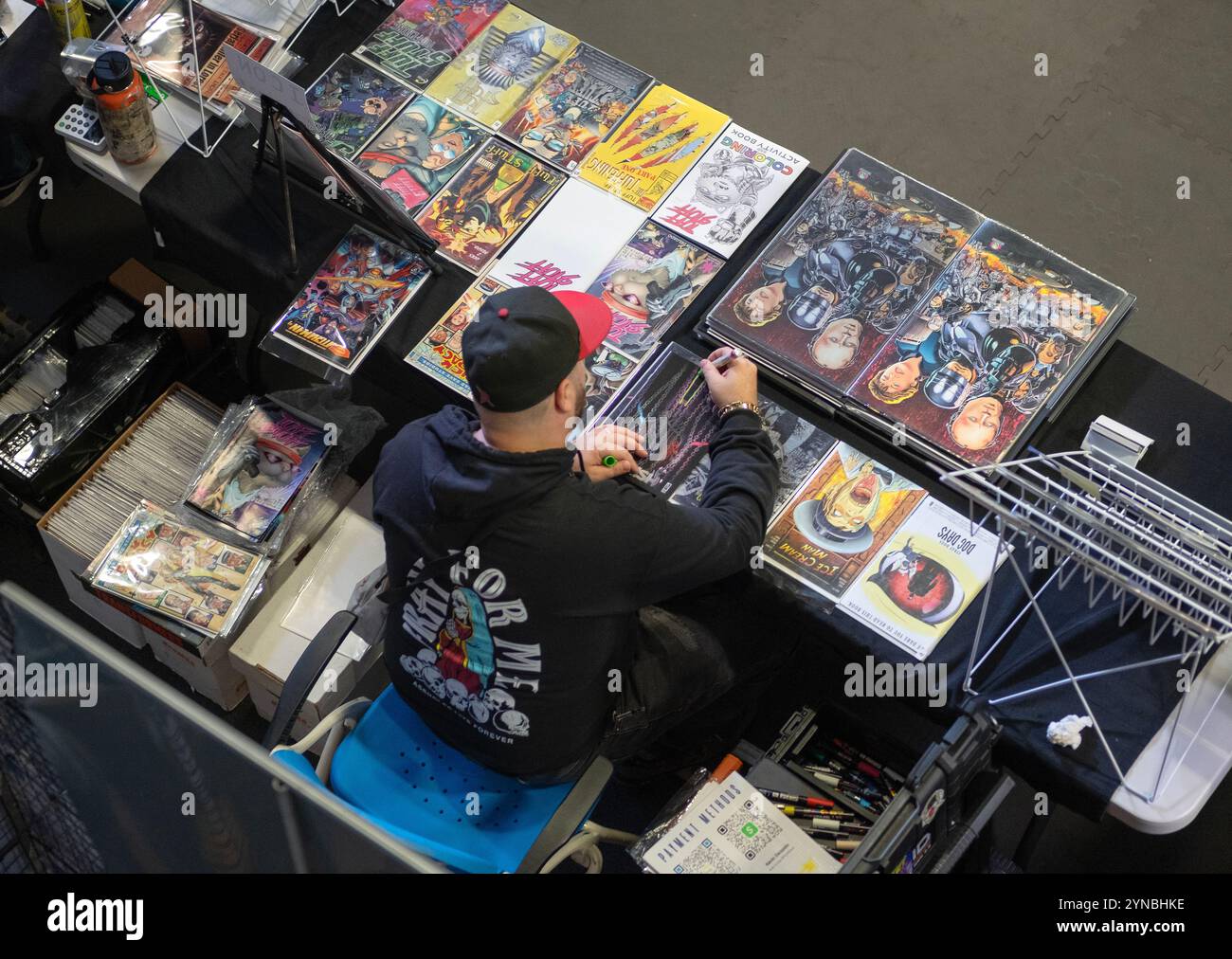 Vue d'en haut de l'artiste et écrivain Kevin Delgado et son travail à l'ICON Comicon Independent Artists and Comic Book Convention de 2024 à Fishkill, . Banque D'Images