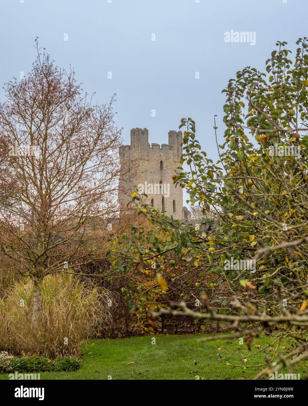 Château de Helmsley vu du verger de Helmsley Walled Garden. North Yorkshire, Royaume-Uni Banque D'Images