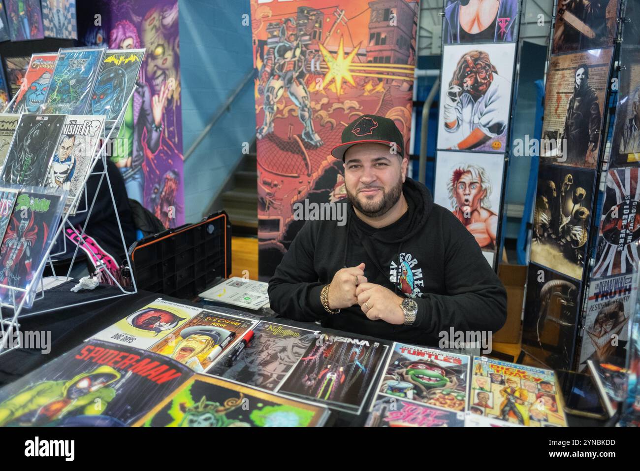 Portrait posé de l'artiste de bande dessinée et écrivain Kevin Delgado à l'ICON Comicon Independent Artists and Comic Book Convention de 2024 à Fishkill, . Banque D'Images