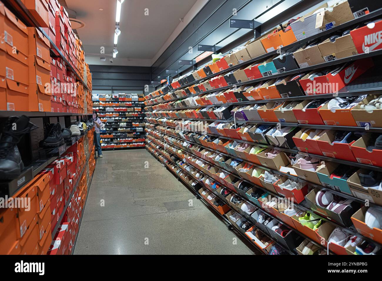 Chaussures de sport à prix réduit en vente au Nike Outlet Store du Woodbury Common Premium Outlet dans le comté d'Orange, New York. Banque D'Images