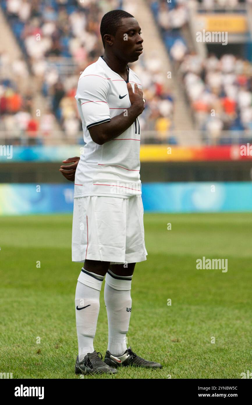TIANJIN, CHINE - 7 AOÛT : Freddy Adu, des États-Unis, s'aligne pour l'hymne national avant un match du groupe B contre le Japon aux Jeux Olympiques de Beijing le 7 août 2008 au Tianjin Olympic Sports Center Stadium à Tianjin, en Chine. Usage éditorial exclusif. (Photographie de Jonathan Paul Larsen / Diadem images) Banque D'Images