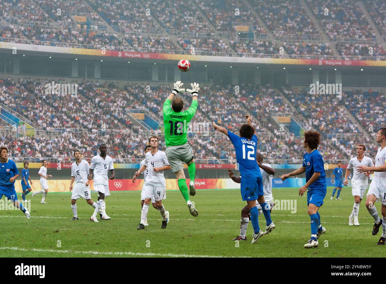 TIANJIN, CHINE - 7 AOÛT : le gardien de but Brad Guzan, des États-Unis, saute pour faire un arrêt contre le Japon lors d'un match au tournoi de football des Jeux Olympiques de Beijing le 7 août 2008 au stade du Centre sportif olympique de Tianjin à Tianjin, en Chine. Usage éditorial exclusif. (Photographie de Jonathan Paul Larsen / Diadem images) Banque D'Images