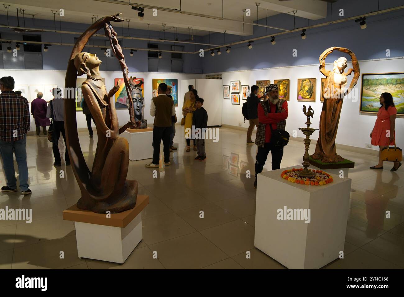 Kolkata, Inde, 25 novembre 2024. La 55e exposition annuelle de peinture, sculpture et dessin a été inaugurée le 25 novembre 2024 à l'Académie des Beaux-Arts Organisé par l'Orchestre des peintres de Calcutta, l'événement présente des œuvres des artistes de renom Biraj Kumar Paul, Dibyendu Basu, Dr Bibekananda Mukherjee, Jahar Dasgupta, Manasi Mitra, Partha Pratim Deb, Santanu Bhattacharya, Sisir Ranjan Tikadar, Swapan Kumar Saha, Shyamal Mukherjee, Bijoy Basak, et Pulak Das. L'exposition, qui couvre la galerie centrale et nord, se déroulera jusqu'au 1er décembre, offrant une célébration vibrante de l'artiste Banque D'Images