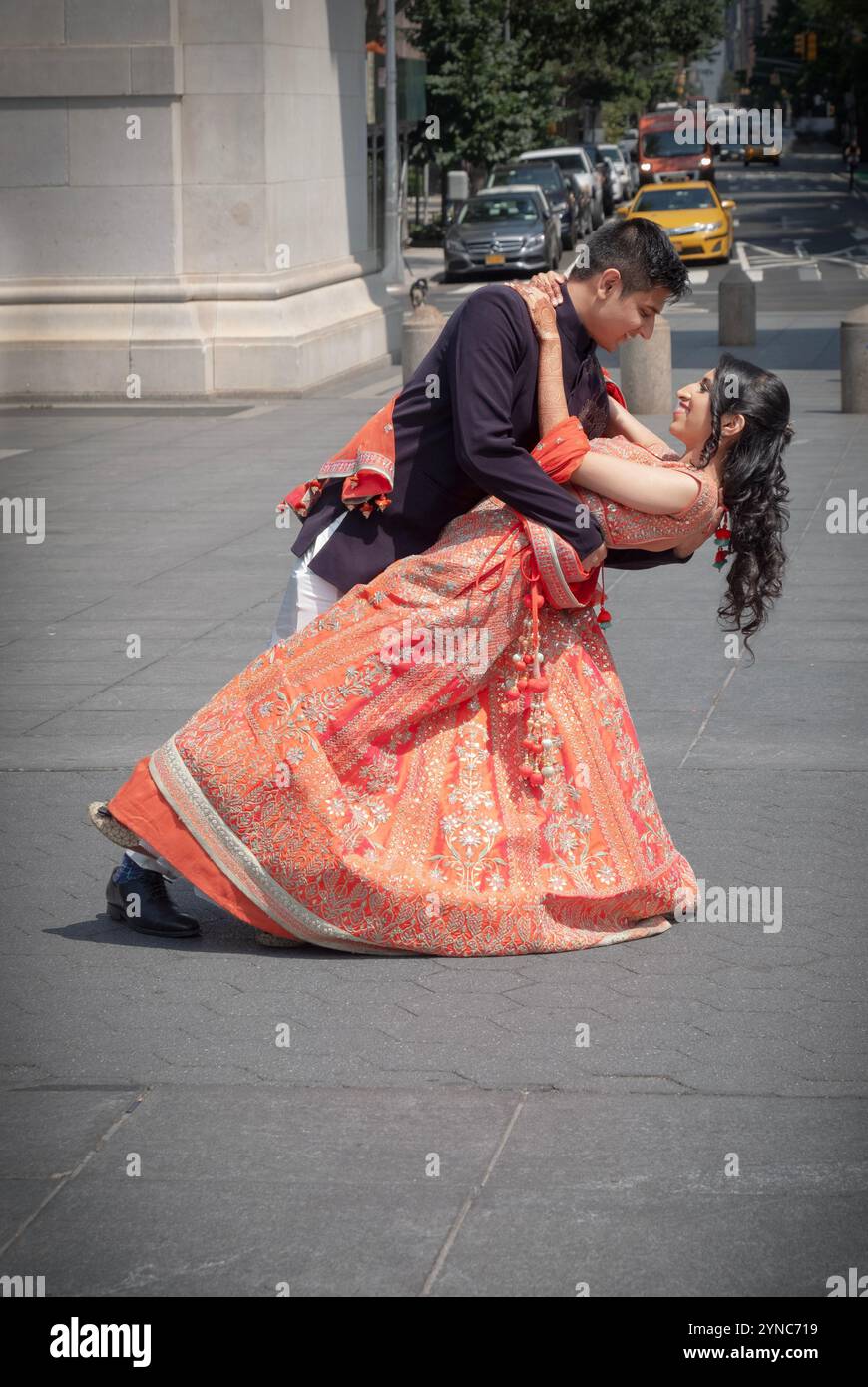 Un joli couple hindou poser pour photos avant-mariage sous l'arche de Washington Square Park à Greenwich Village, Manhattan, New York. Banque D'Images