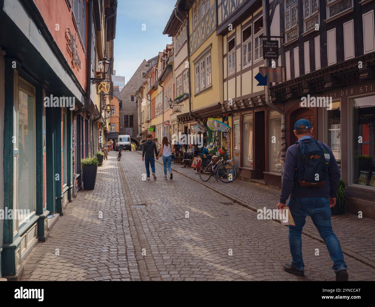 Erfurt, Allemagne - 22 mai 2023 : allée sur le pont des marchands, Kraemerbruecke à Erfurt, Allemagne. Il a été construit en 1325. Le seul pont au nord des Alpes qui est construit entièrement avec des maisons Banque D'Images