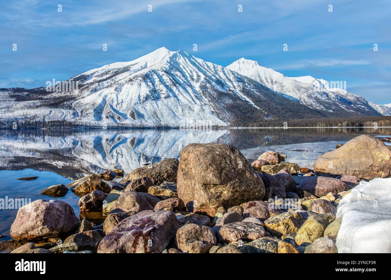 Montagne Stanton sur le lac McDonald reflet avec des roches colorées dans le parc national Glacier, Montana, États-Unis Banque D'Images