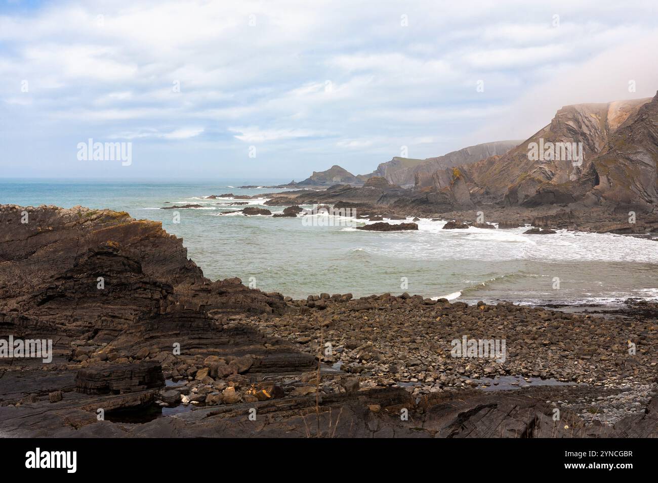 Marée basse à Warren Beach près de Hartland Quay, North Devon Coast, UK Banque D'Images