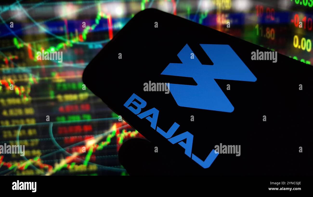 Konskie, Pologne - 24 novembre 2024 : logo de la société Bajaj Auto affiché sur le téléphone portable Banque D'Images