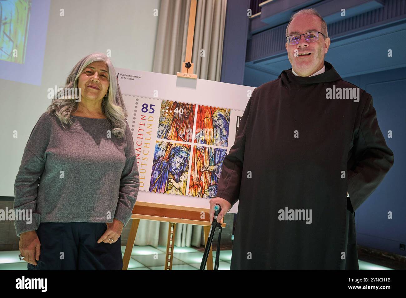 Vorstellung der Sonderbriefmarke Kirchenfenster Himmlisches Licht der Abteikirche Tholey aus der Serie Weihnachten am Montag 25.11.2024 à Berlin. Foto : Kuenstlerin Mahbuba Maqsoodi und Pater Wendelinus Naumann OSB, Prior der Benediktinerabtei Tholey Die Sonderbriefmarke zu Weihnachten zeigt in diesem Jahr das Kirchenfenster Himmlisches Licht der Abteikirche Mauritius in Tholey im saarlaendischen Landkreis Wendel. Die 85-cent-Marke mit einem Zuschlag von 40 cent fuer die Wohlfahrtspflege ist seit dem 2. Novembre erhaeltlich. Der Erloes fliesst dans gemeinnuetzige Projekte. DAS Fenster, A. Banque D'Images