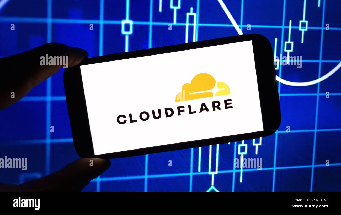 Konskie, Pologne - 24 novembre 2024 : logo de la société Cloudflare affiché sur le téléphone portable Banque D'Images