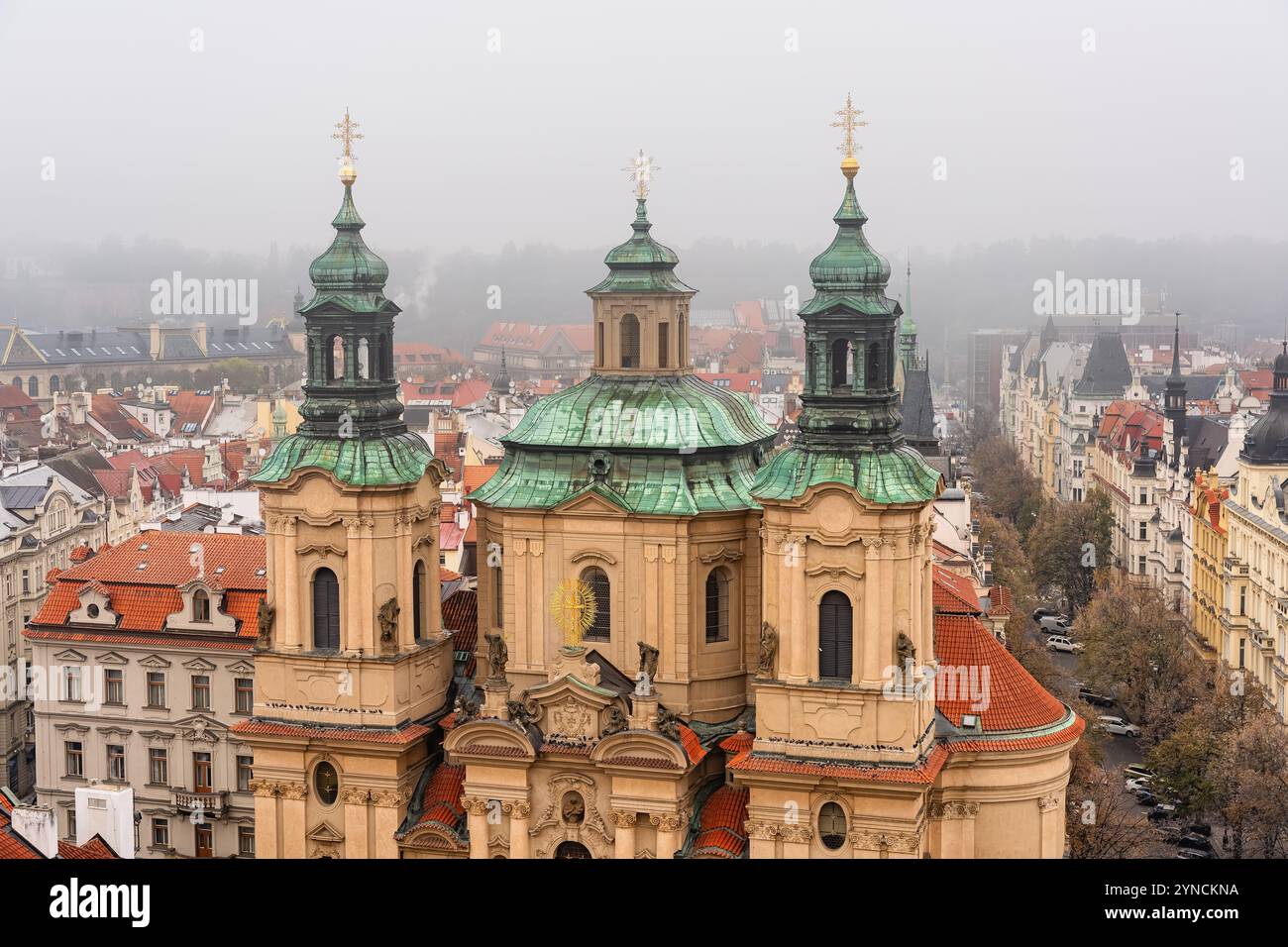 Vue aérienne de la ville de Prague avec église Saint Nicolas au premier plan, République tchèque. Banque D'Images