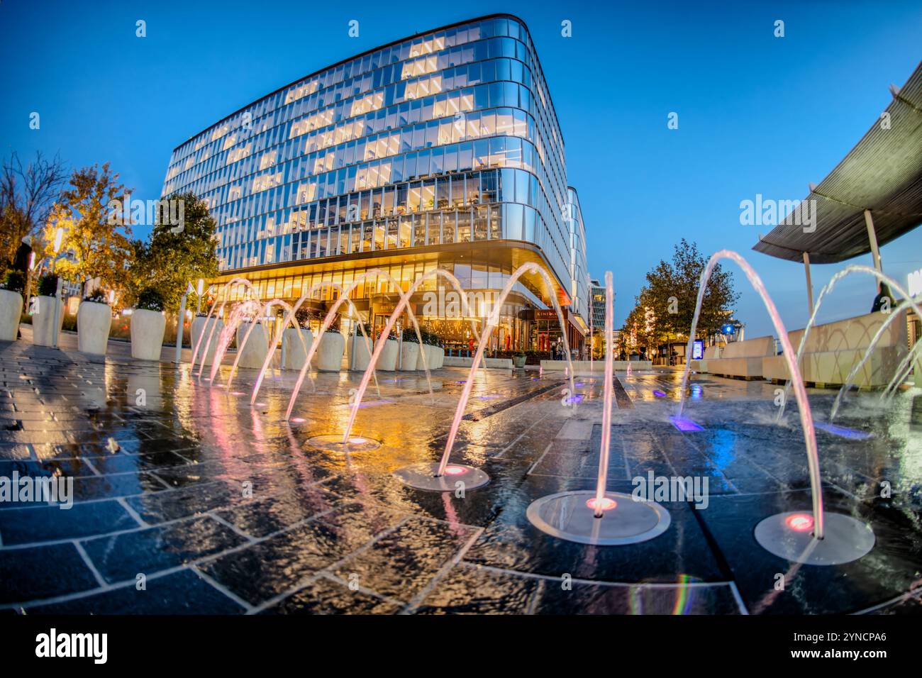 The Wharf Interactive Fountains Washington DC // WASHINGTON DC — des fontaines interactives et des plans d'eau animent les espaces plaza du Wharf, un quartier riverain réaménagé dans le sud-ouest DC, alors que le crépuscule s'installe sur le développement à usage mixte. Les bâtiments modernes encadrent les expositions aquatiques, qui offrent à la fois un attrait esthétique et des espaces de rassemblement publics. Banque D'Images