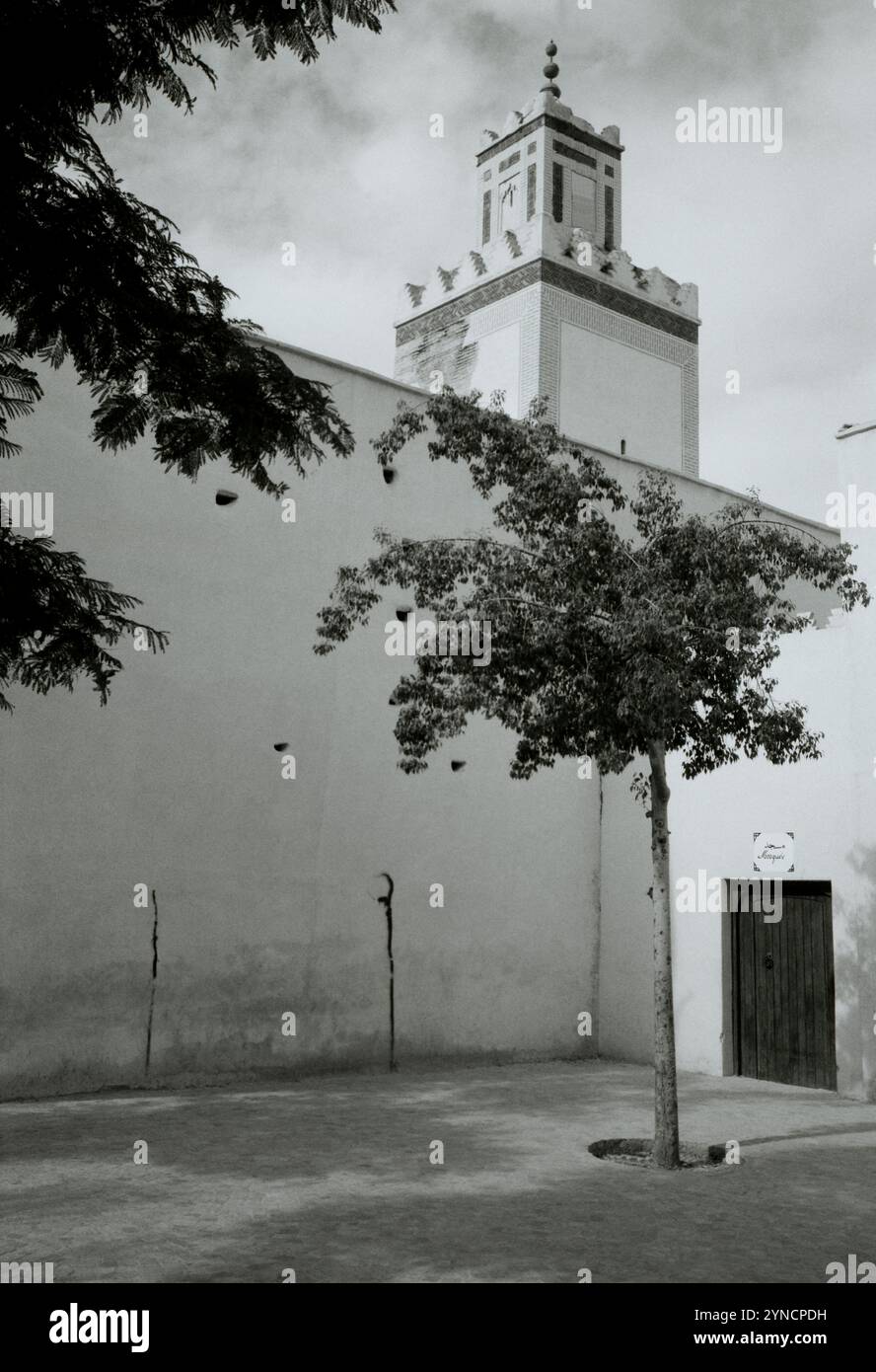 Une mosquée et un terrain de football dans le quartier de la Kasbah de l'ancienne ville de Marrakech au Maroc dans le Maghreb saharien dans le nord de l'Arfica Banque D'Images