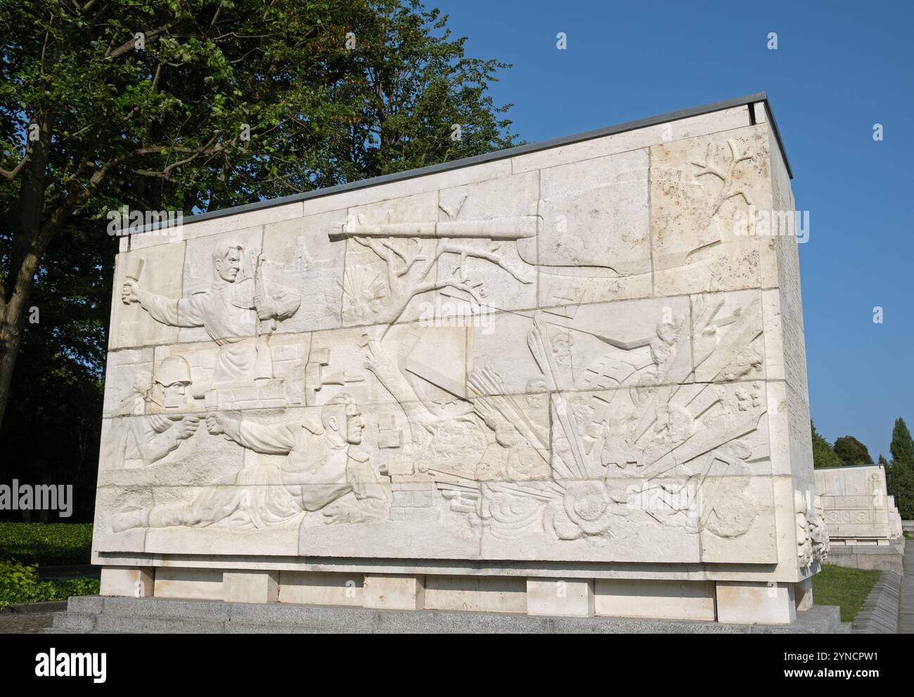 Un des 16 sarcophages avec des sculptures en relief d'une scène de guerre. Mémorial soviétique de guerre, Treptower Park, Berlin, Allemagne. Banque D'Images