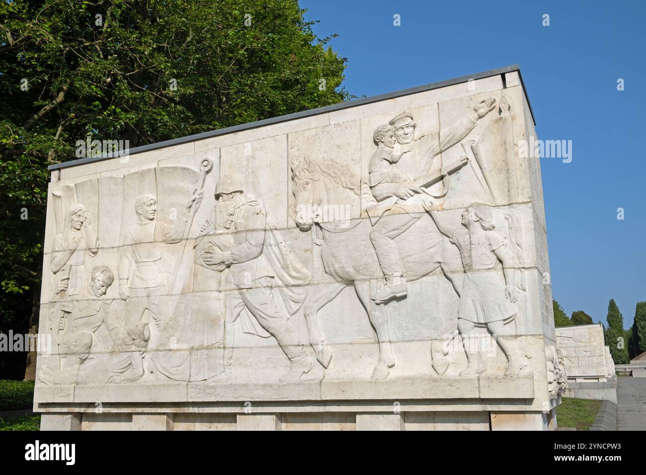 Un des 16 sarcophages avec des sculptures en relief d'une scène de guerre. Mémorial soviétique de guerre, Treptower Park, Berlin, Allemagne. Banque D'Images