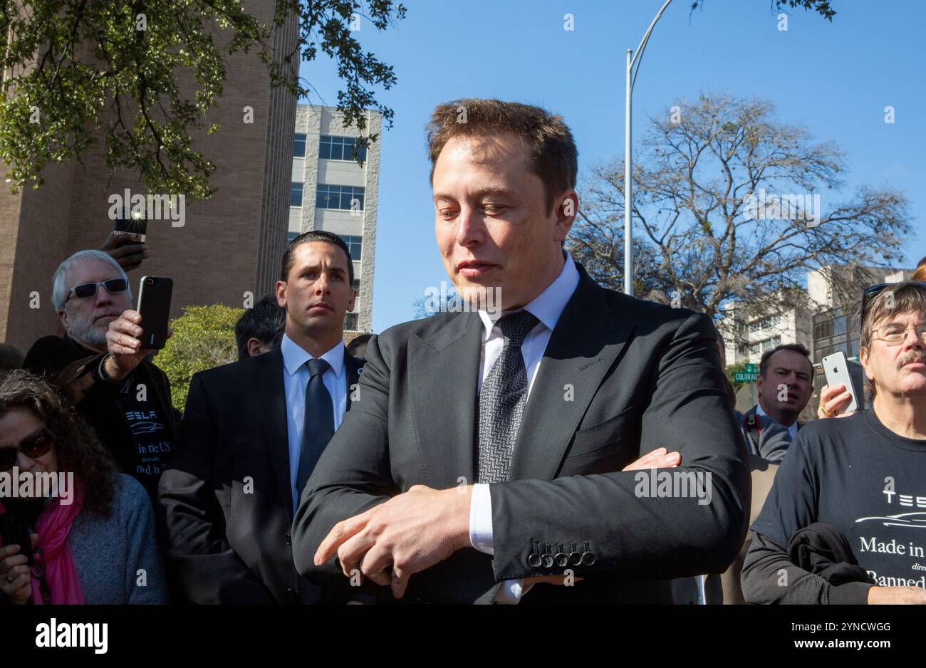 Austin Texas USA, 15 janvier 2015 : le PDG de SpaceX et chef de Tesla, ELON MUSK, parle à la presse devant le Capitole du Texas, où lui et son équipe ont fait pression sur les législateurs pour obtenir l'accès au réseau de concessionnaires automobiles du Texas. ©Marjorie Cotera/Bob Daemmrich Photography Banque D'Images