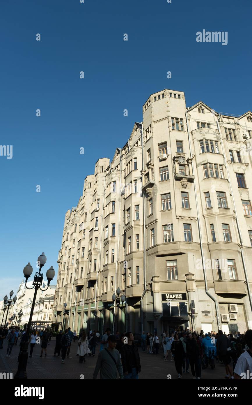 Moscou, Russie - 15 août 2024 : une photographie d'un bâtiment historique situé sur la rue Arbat, Moscou, mettant en valeur sa beauté architecturale sous un b clair Banque D'Images Moscou, Russie - 15 août 2024 : une photographie d'un bâtiment historique situé sur la rue Arbat, Moscou, mettant en valeur sa beauté architecturale sous un b clair Banque D'Images