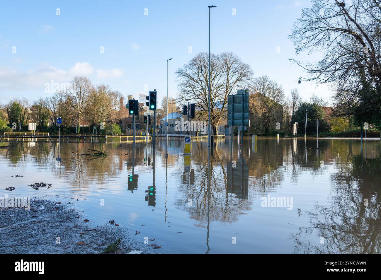 Chippenham, Wiltshire, Royaume-Uni, 25 novembre 2024. Sur la photo est le rond-point du centre du pont sur la route principale A4 dans le centre-ville de Chippenham, de nombreuses routes dans Chippenham ont été inondées après que la rivière Avon dans la ville a éclaté ses rives. Crédit : Lynchpics/Alamy Live News Banque D'Images