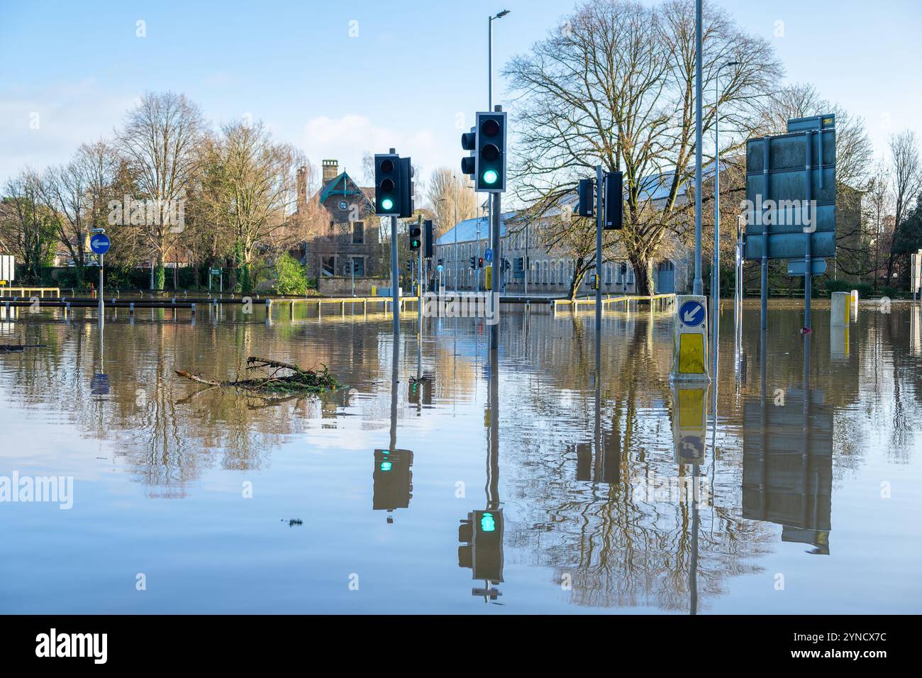 Chippenham, Wiltshire, Royaume-Uni, 25 novembre 2024. Sur la photo est le rond-point du centre du pont sur la route principale A4 dans le centre-ville de Chippenham, de nombreuses routes dans Chippenham ont été inondées après que la rivière Avon dans la ville a éclaté ses rives. Crédit : Lynchpics/Alamy Live News Banque D'Images