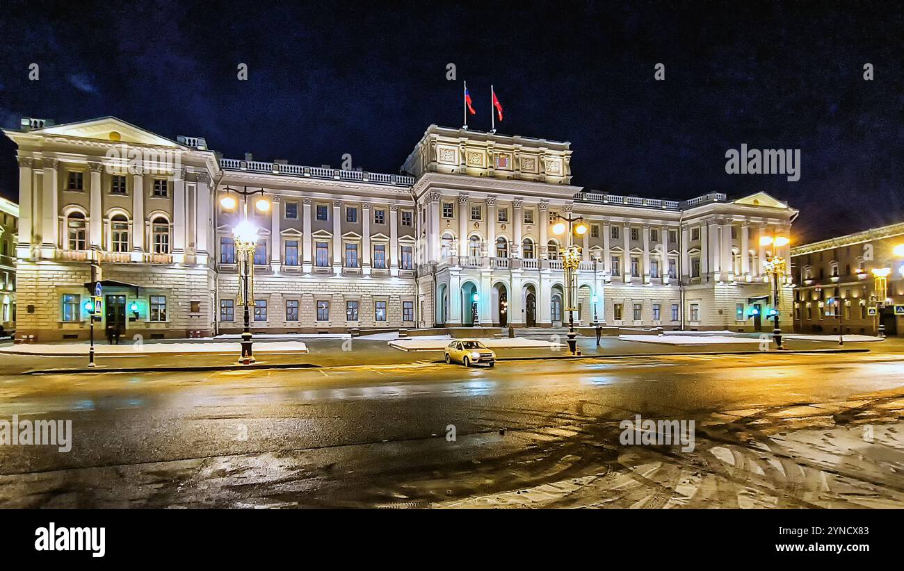 Mariinsky Palace sur la place Isaac à Pétersbourg la nuit Banque D'Images