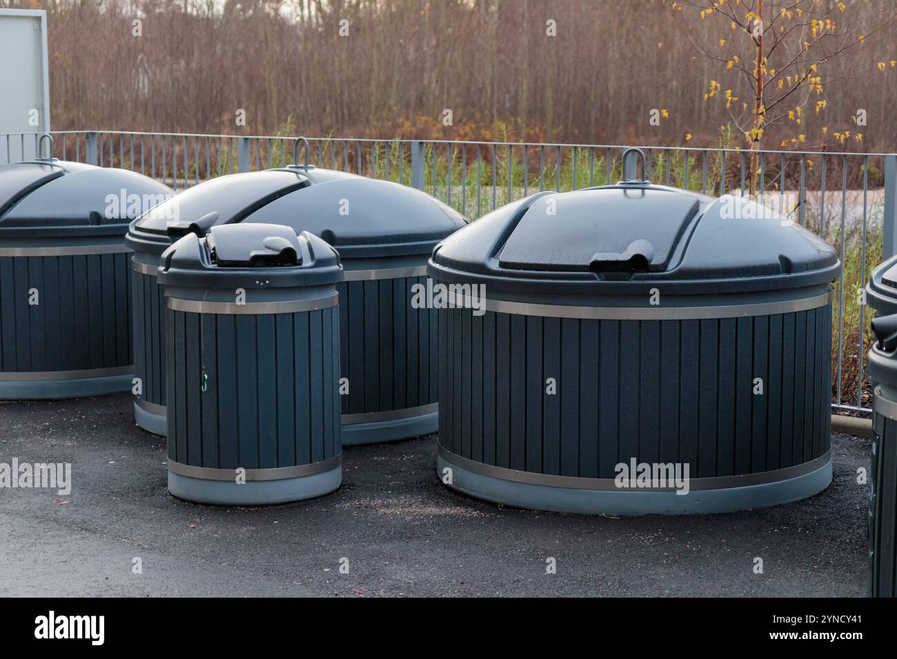 Récipients en plastique pour la collecte séparée des déchets. Bacs pour la séparation des ordures à l'extérieur avec couvercles. Déchets comme les ordures ménagères, les ordures, le recyclage et Banque D'Images