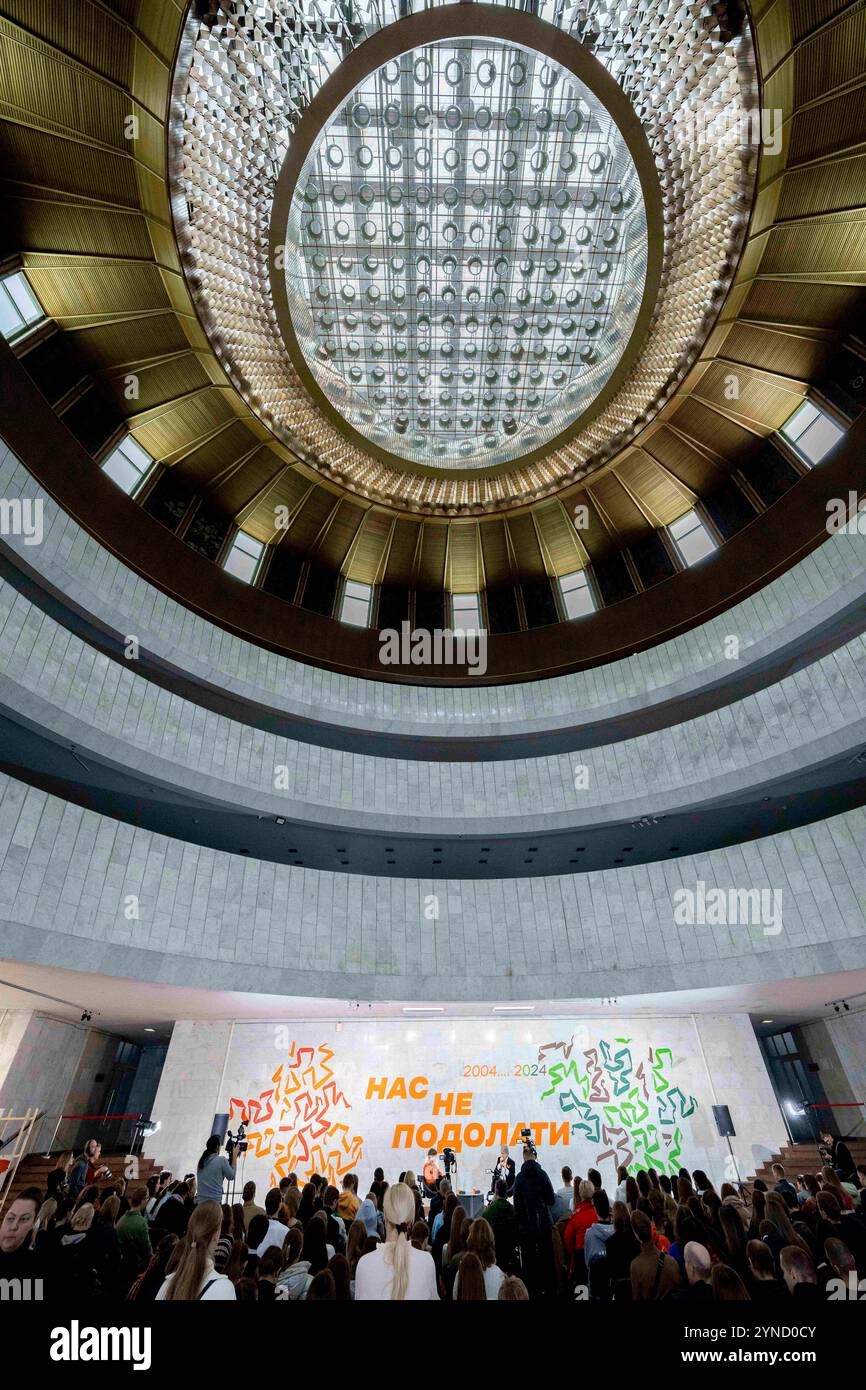 23 novembre 2024, Kiev, Kiev ville, Ukraine : VIKTOR IOUCHTCHENKO, ancien président de l'Ukraine et fondateur du parti Our Orange Block, à Talk with Students au Centre National Ukrainian House dans le centre-ville de Kyivâ€ ™. Les sujets abordés allaient de la Révolution orange, qui a finalement conduit à son élection, à la guerre en cours avec la Russie. (Crédit image : © Andreas Stroh/ZUMA Press Wire) USAGE ÉDITORIAL SEULEMENT! Non destiné à UN USAGE commercial ! Banque D'Images