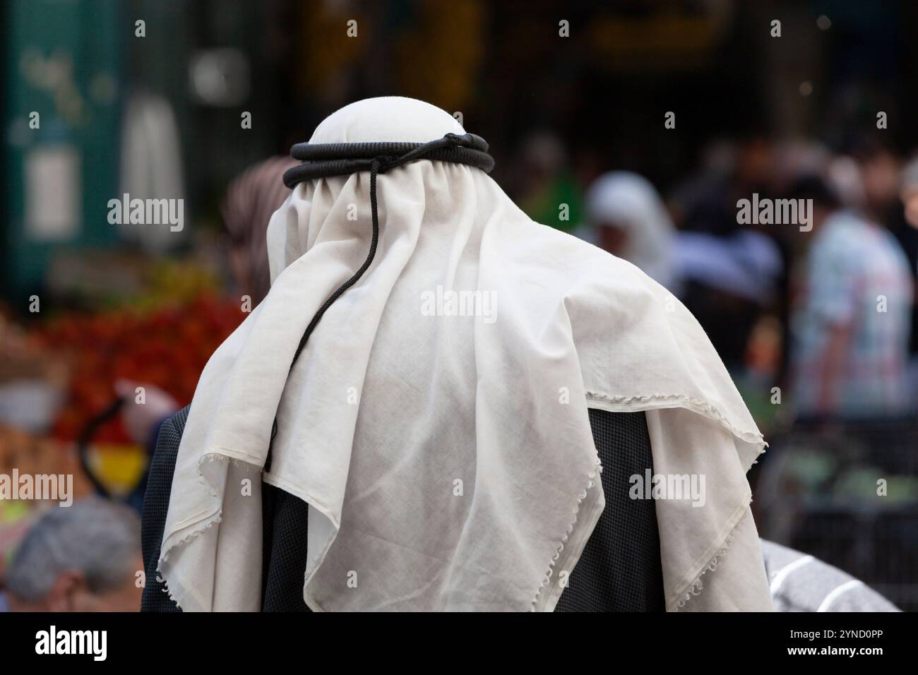 Vue arrière d'un homme arabe à un marché animé Banque D'Images