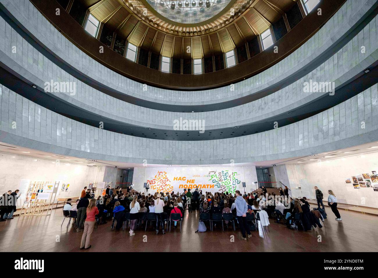 23 novembre 2024, Kiev, Kiev ville, Ukraine : VIKTOR IOUCHTCHENKO, ancien président de l'Ukraine et fondateur du parti Our Orange Block, à Talk with Students au Centre National Ukrainian House dans le centre-ville de Kyivâ€ ™. Les sujets abordés allaient de la Révolution orange, qui a finalement conduit à son élection, à la guerre en cours avec la Russie. (Crédit image : © Andreas Stroh/ZUMA Press Wire) USAGE ÉDITORIAL SEULEMENT! Non destiné à UN USAGE commercial ! Banque D'Images