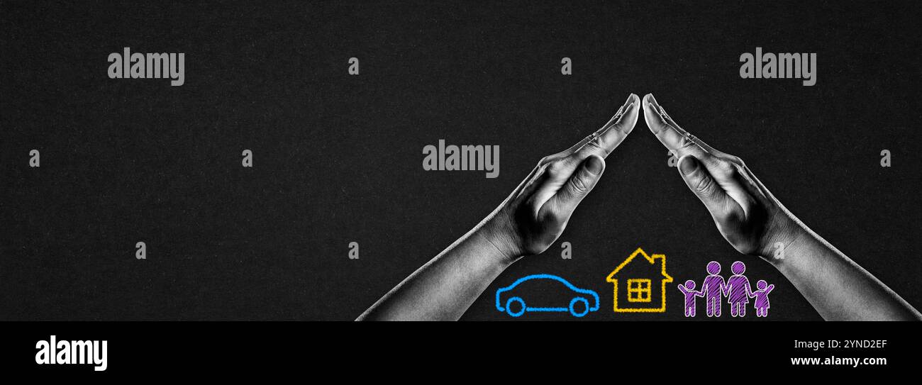 Mains en noir et blanc en geste de protection voiture, maison, symbole de famille signe sur fond texturé noir bannière avec espace de copie. Assurance Concep Banque D'Images