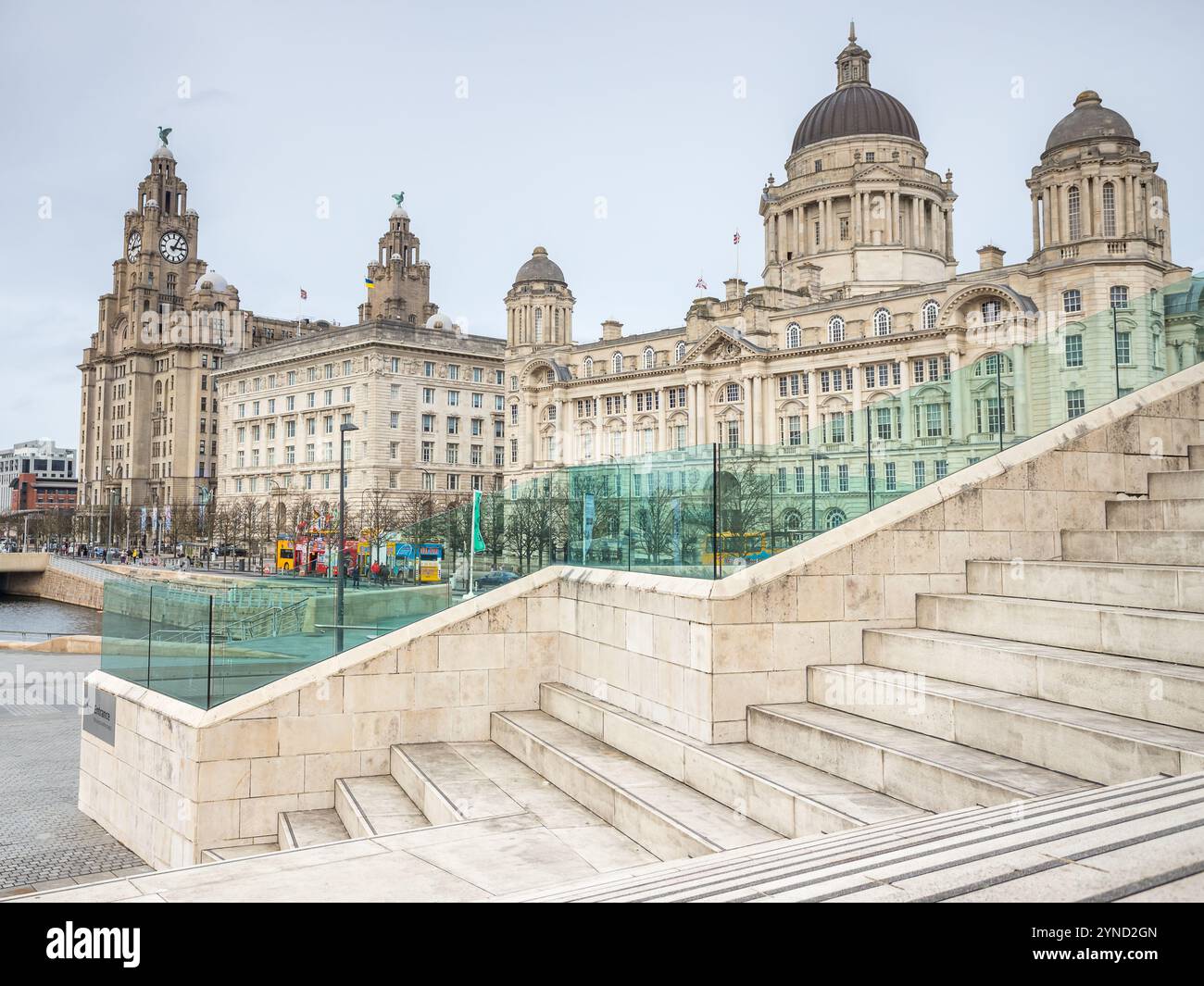 Les trois grâces, composées du Royal Liver Building, du Cunard Building et du Port of Liverpool Building, illustrées au-dessus de l'abstrait moderne comme des marches sur le L. Banque D'Images