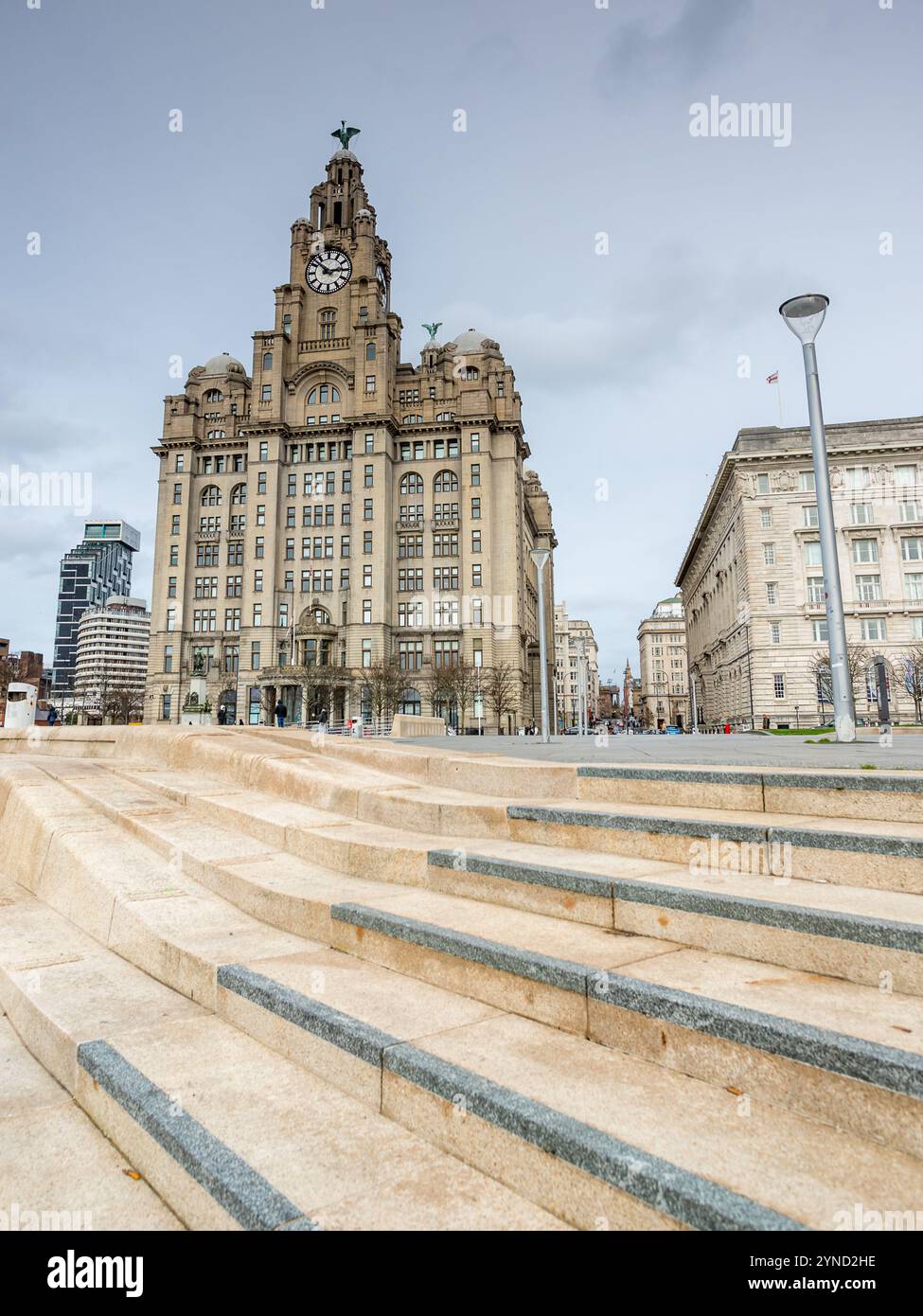 Des marches mènent au Royal Liver Building, fièrement situé sur le front de mer de Liverpool dans le Merseyside. Banque D'Images