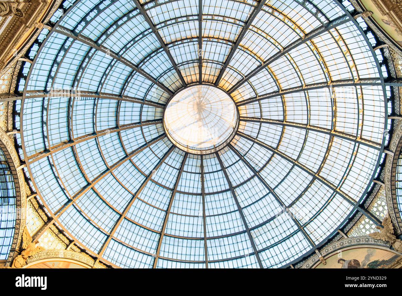 Dôme en verre complexe de la Galleria Vittorio Emanuele II à Milan, Italie. Le plus ancien centre commercial italien d'architecture néoclassique dans la ville de Milan. Populaire Banque D'Images